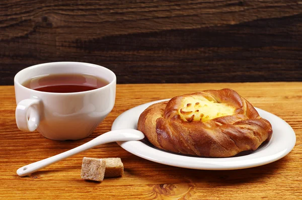 Delicious bun and tea — Stock Photo, Image