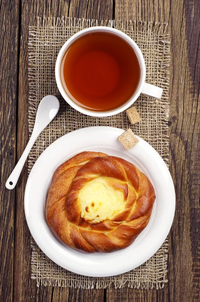 Pan dulce con crema y té — Foto de Stock