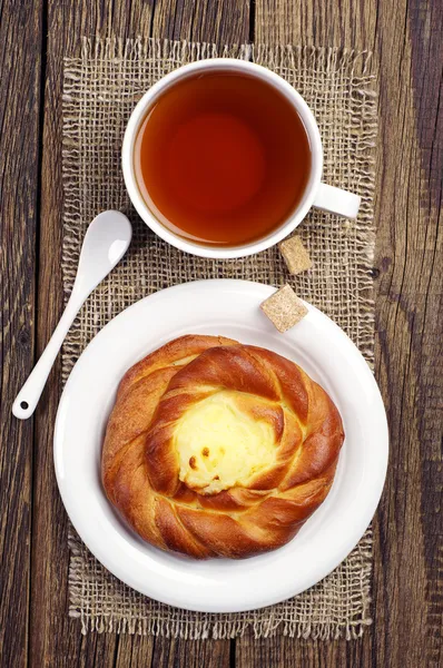 krem ve çay ile tatlı çörek