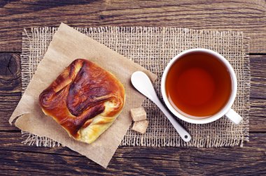Tatlı çörek ve çay 