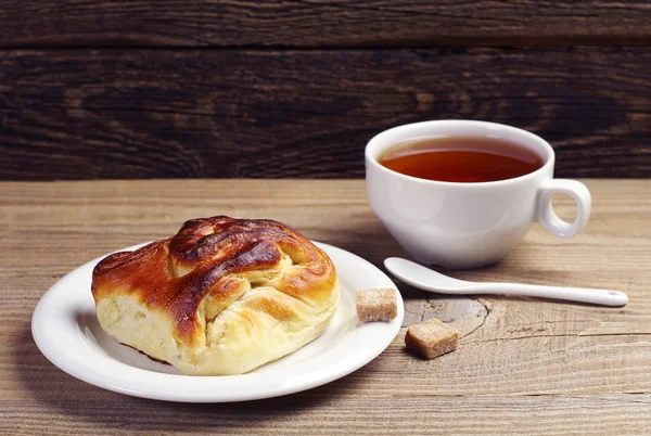 Delicious bun and tea — Stock Photo, Image