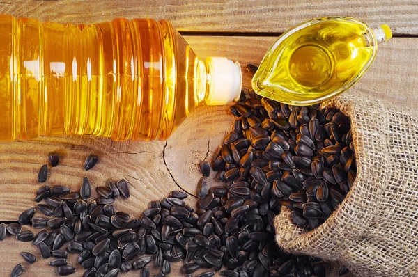 Vegetable oil and sunflower seeds — Stock Photo, Image