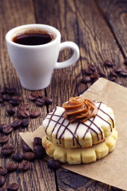 küçük yuvarlak kek ve kahve