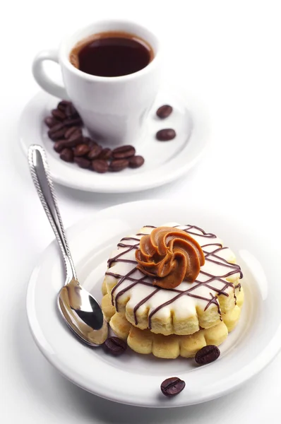 Küçük yuvarlak kek ve kahve — Stockfoto