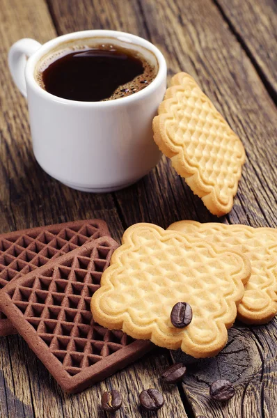 Kekse und eine Tasse Kaffee — Stockfoto