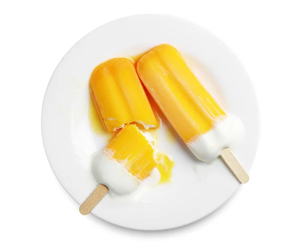 Popsicle orange fondue dans une assiette — Photo