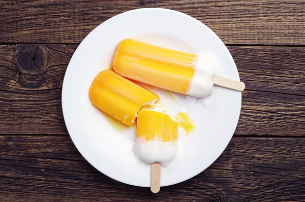 Helado de naranja derretido en un plato — Foto de Stock