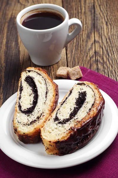 Slice bun with poppy and coffee — Stock Photo, Image