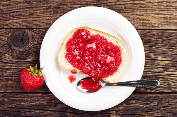 White bread with strawberry jam — Stock Photo, Image