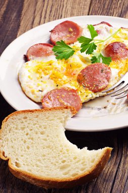 yumurta ve kızarmış sosis