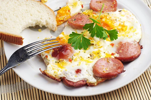 Pequeno-almoço com ovos e salsicha — Fotografia de Stock