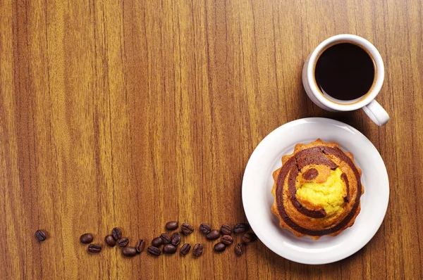 Café y magdalena en el escritorio — Foto de Stock