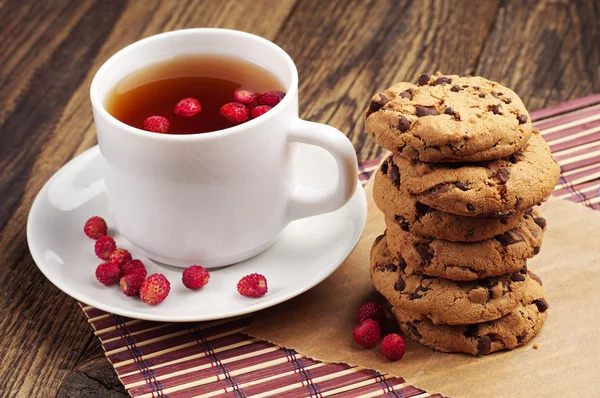 Chá com morangos selvagens e biscoitos — Fotografia de Stock