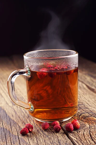 Taza de té caliente con fresas silvestres —  Fotos de Stock