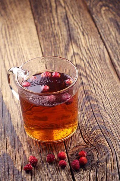 Chá quente com morangos selvagens — Fotografia de Stock