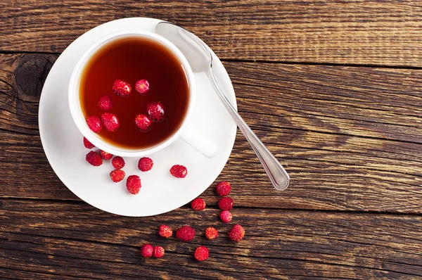 Chá com morangos selvagens — Fotografia de Stock