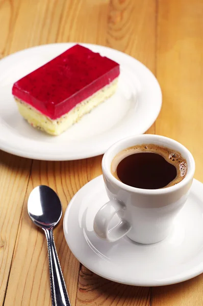 Kaffe och jordgubbe tårta — Stockfoto