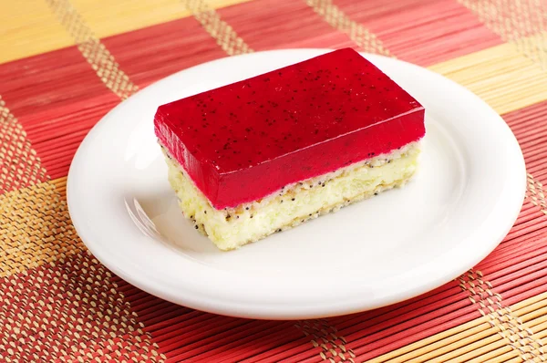 Pastel con jalea de fresa y amapola —  Fotos de Stock