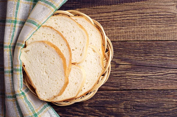 Proutěný deska s plátky bílého chleba — Stock fotografie