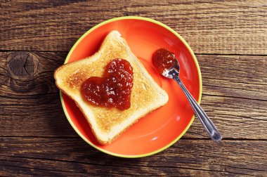 tost ekmeğine reçel kalp şeklinde 