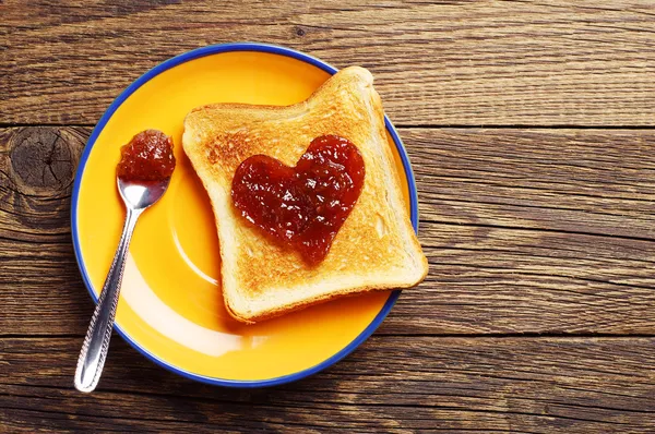 Pan tostado con mermelada en forma de corazones — Foto de Stock