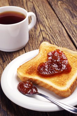 tost ekmeğine reçel ve çay