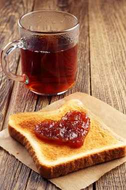 reçelli kalpler olarak çay ve tost ekmeği