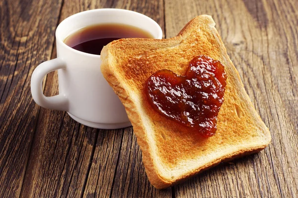 Taza de té y pan tostado con mermelada — Foto de Stock