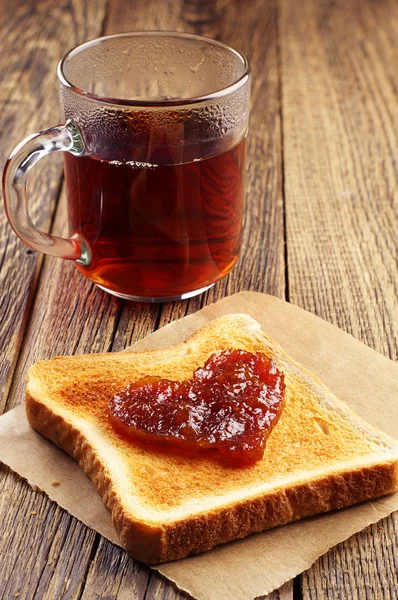 Čaj a topinky chleba s džemem v tvaru srdce — Stock fotografie