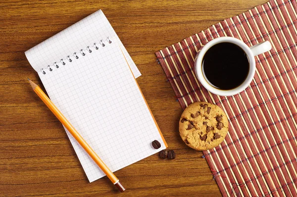 Σημειωματάριο και καφέ με μπισκότα — Φωτογραφία Αρχείου