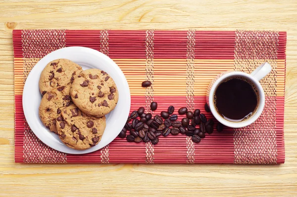 Pyszne ciasteczka z czekolada i kawa — Zdjęcie stockowe