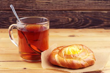 Muhallebi ve çay ile rulo