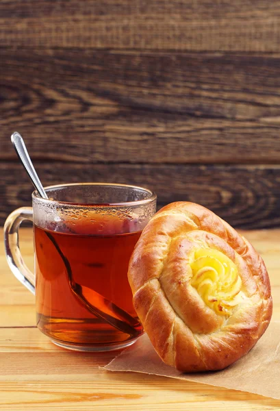 Zoet broodje en thee — Stockfoto