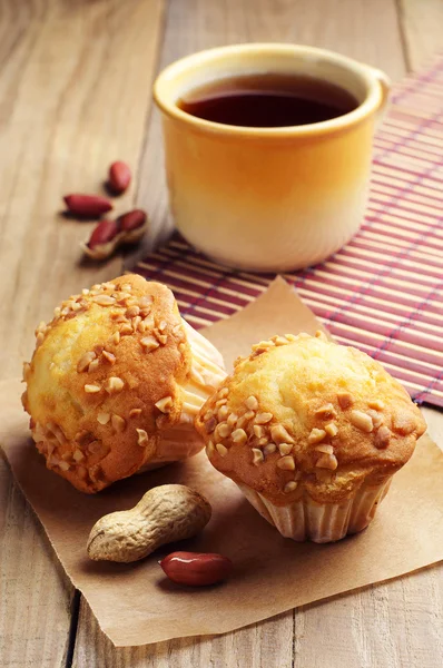 Cupcake with nuts and tea — Stock Photo, Image