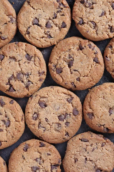 Fondo Galletas Chispas Chocolate Una Bandeja Para Hornear Metal Oscuro —  Fotos de Stock