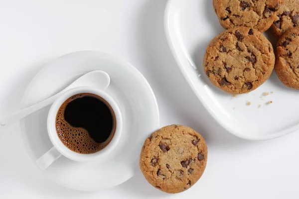 Tasse Kaffee Und Schokoladenkekse Auf Weißem Hintergrund Draufsicht — Stockfoto