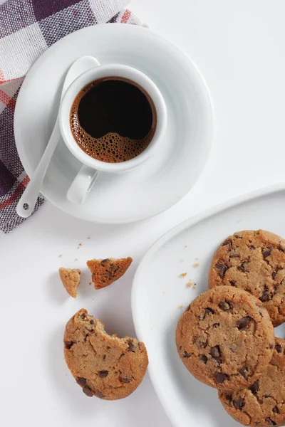 Direkt Ovanför Utsikt Över Kopp Kaffe Och Choklad Chip Cookies — Stockfoto