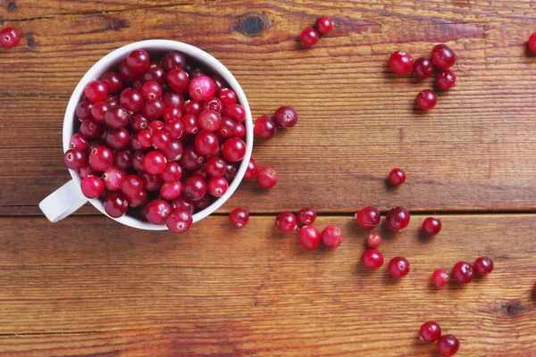 Canneberges Rouges Fraîchement Cueillies Dans Une Tasse Sur Fond Bois — Photo