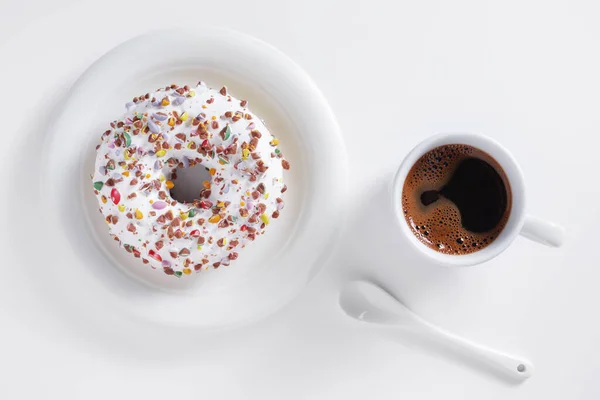 Tasse Kaffee Mit Glasiertem Donut Auf Weißem Hintergrund Draufsicht — Stockfoto