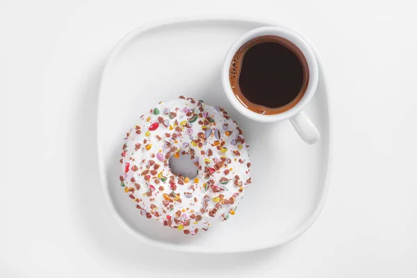 Чашка Кофе Сладким Пончиком Тарелке Белом Фоне Вид Сверху — стоковое фото