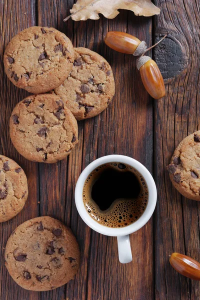 Schokoladenkekse Und Tasse Kaffee Auf Holztisch Draufsicht — Stockfoto