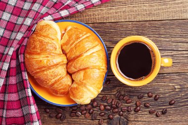 iki kruvasan ve kahve fincan