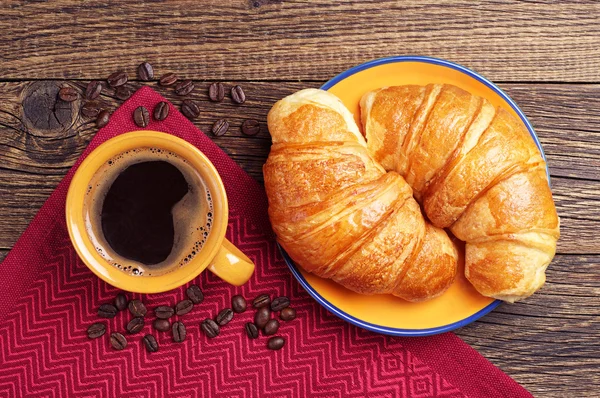 Twee croissant en kopje koffie — Stockfoto
