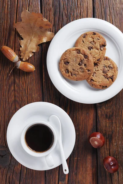 就在眼前的巧克力曲奇饼和咖啡放在木制桌子上 — 图库照片