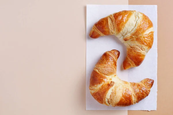 Zwei Frische Croissants Auf Papierhintergrund Draufsicht Mit Kopierraum — Stockfoto