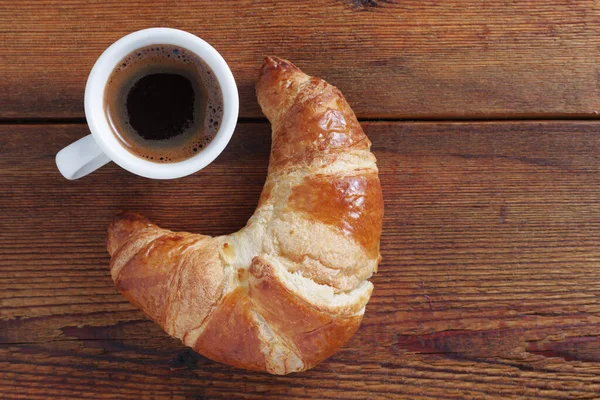 Croissant Appena Sfornato Tazza Caffè Sfondo Legno Vista Dall Alto — Foto Stock