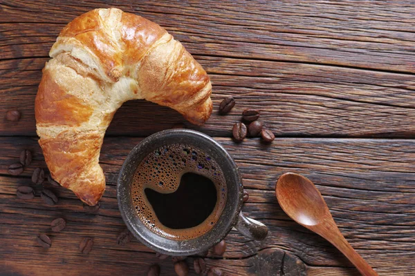 Nybakad Croissant Och Kopp Kaffe Träbord Ovanifrån — Stockfoto