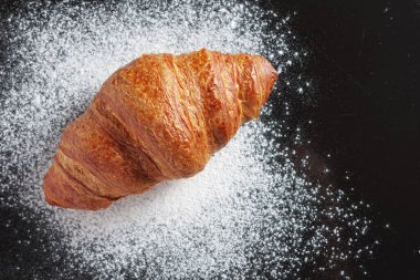 Siyah arka planda taze pişmiş kruvasan, üst manzara. Seçici odak