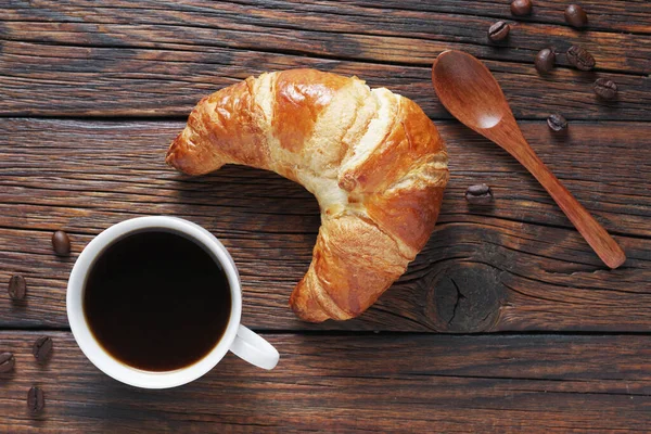Frisch Gebackenes Croissant Und Tasse Kaffee Auf Holztisch Draufsicht — Stockfoto