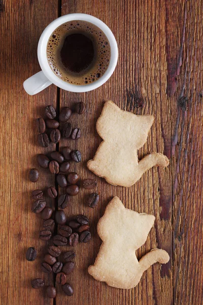 Kopje Koffie Koekjes Vorm Van Katten Houten Ondergrond Bovenaanzicht — Stockfoto